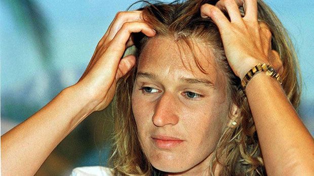 
                <strong>Steffi Graf anno 1995</strong><br>
                Auf dem Tennisplatz spielte sich Steffi Graf von Sieg zu Sieg, doch abseits des Sports musste Steffi Graf eine ihrer bittersten Niederlagen einstecken: Ihr Vater muss wegen Steuerhinterziehung hinter Gittern.
              