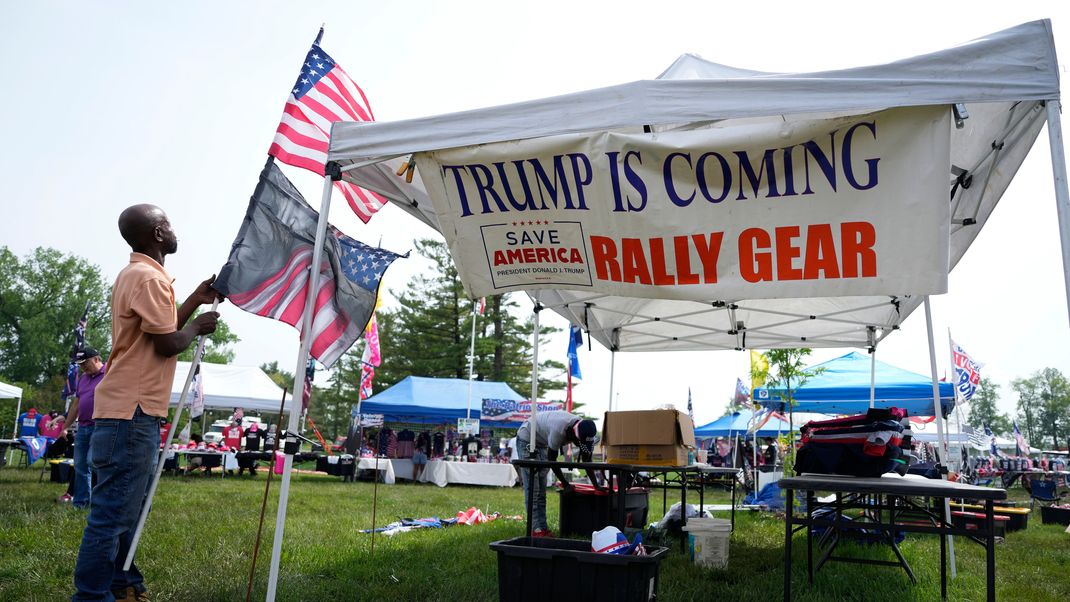 Trump sagte eine Wahlkampfveranstaltung in Iowa wegen des Wetters ab.