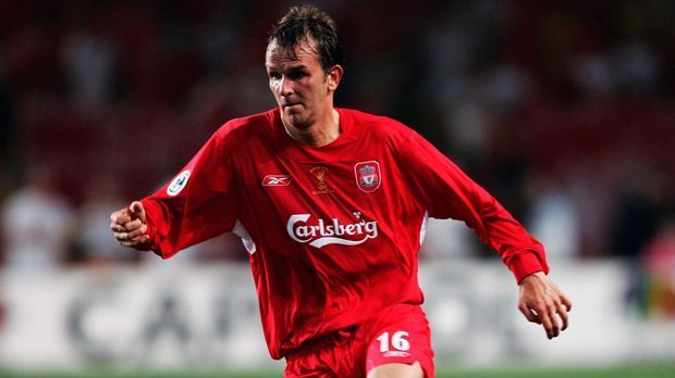 
                <strong>Defensives Mittelfeld - Dietmar Hamann</strong><br>
                Defensives Mittelfeld - Dietmar Hamann: Er hatte das Privileg, beim wohl krassesten Champions-League-Finale der Geschichte auf dem Platz zu stehen. 2005 lag sein FC Liverpool zur Pause schon aussichtslos mit 0:3 gegen Milan zurück, doch innerhalb von sechs Minuten glichen die Reds aus. Im Elfmeterschießen krönten sich Hamann und Liverpool mit dem Champions-League-Titel. Und: Hamann erzielte das letzte Tor im altehrwürdigen Wembley-Stadion. Vor seine Zeit in England spielte der Mittelfeldmann jahrelang beim FC Bayern.
              