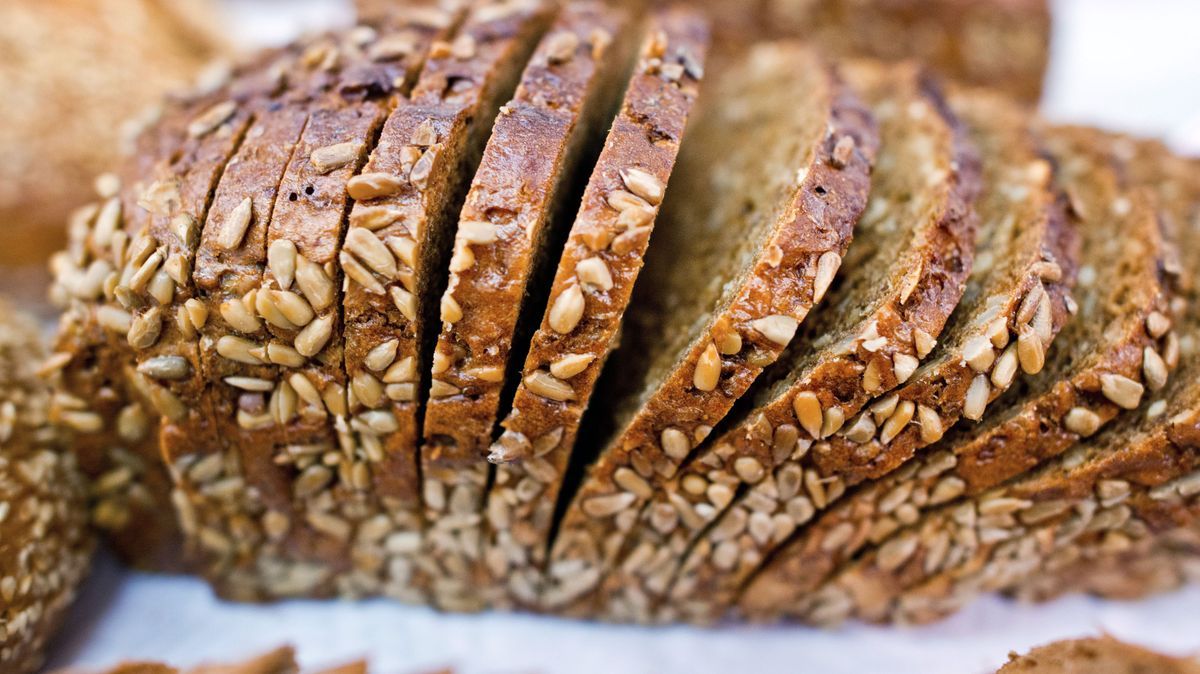 Frisch aufgeschnittenes Vollkornbrot