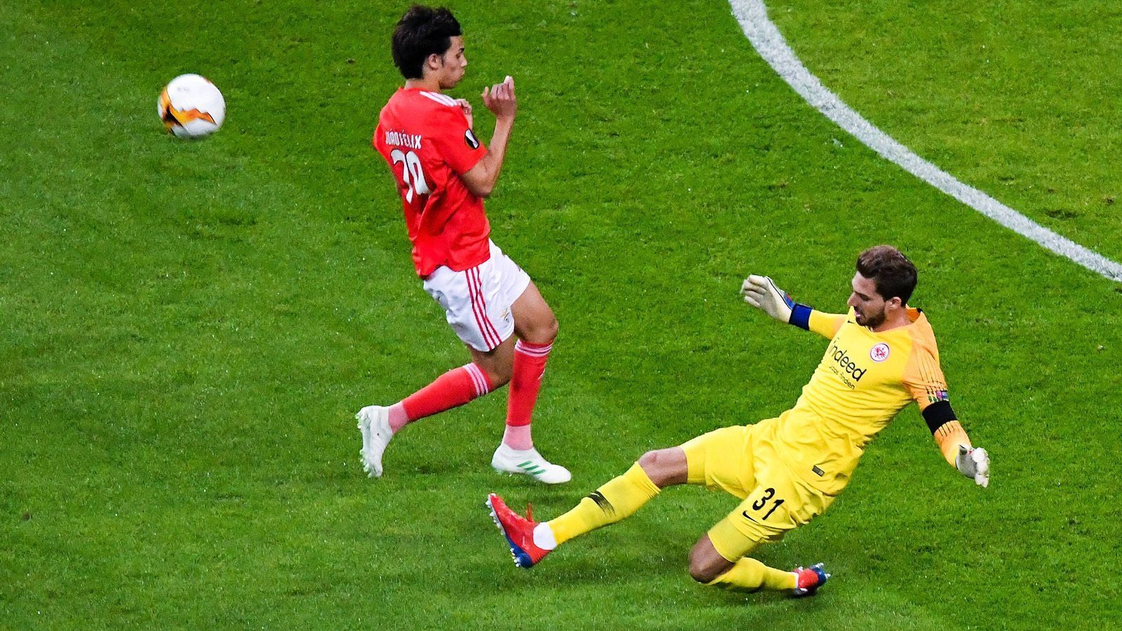 
                <strong>Kevin Trapp</strong><br>
                Im ersten Durchgang kaum gefordert. Spielt in der 6. Minute gut mit, als er vor dem durchgestarteten Joao Felix klären kann. Ähnliches Bild im zweiten Durchgang. Benfica agiert deutlich offensiver, kann sich aber kaum klare Torchancen erarbeiten. Packt problemlos beim Kopfball von Seferovic zu (52.). Lenkt die Direktabnahme des eingewechselten Salvio aus spitzem Winkel mit starkem Reflex an den Pfosten (86.). ran-Note: 3
              