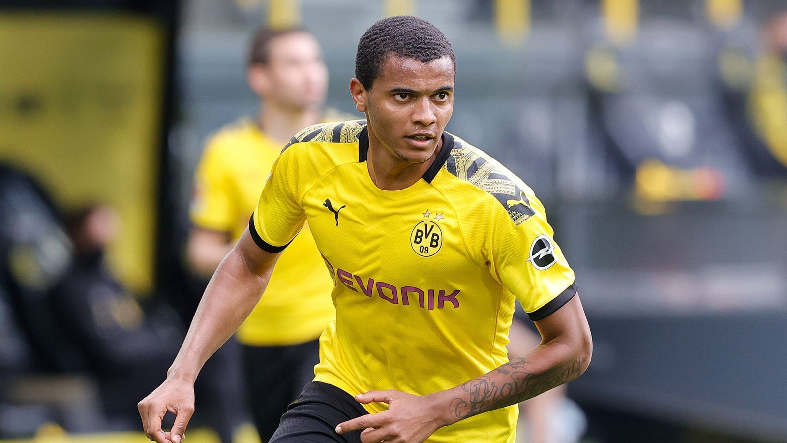 
                <strong>Manuel Akanji</strong><br>
                Steht öfters im Eins gegen Eins mit dem pfeilschnellen Mamba, doch setzt seinen Körper klug ein. In der zweiten Halbzeit hat er fast nichts zu tun. ran-Note: 3
              