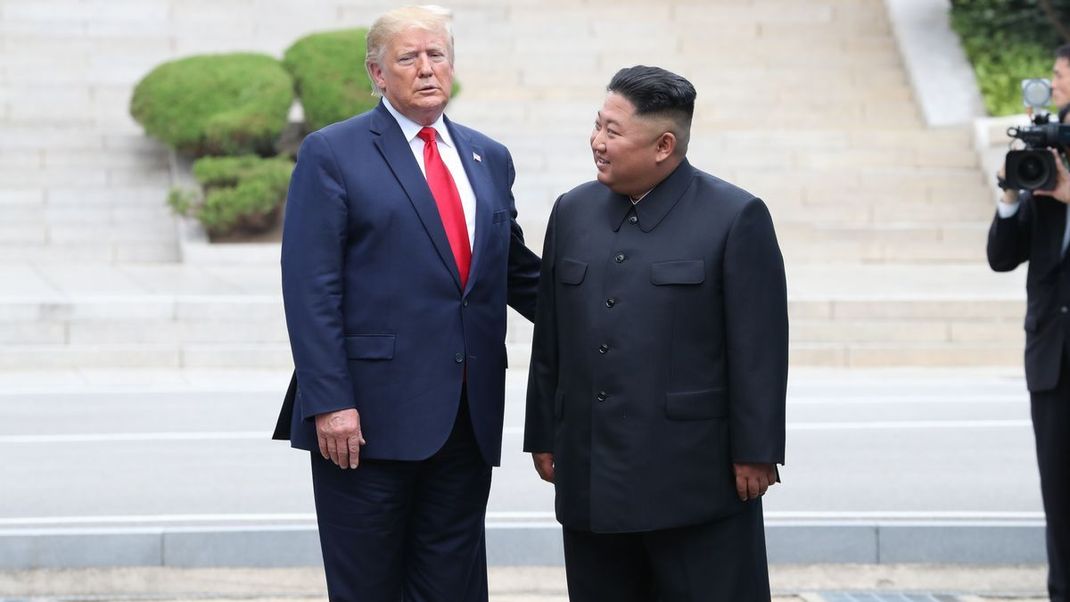 Donald Trump (links) und Kim Jong-un bei einem früheren Treffen – der nordkoreanische Machthaber zeigt sich offen für neue Gespräche. (Archivbild)
