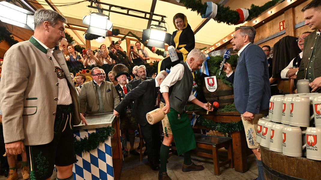 Dieter Reiter (3.v.r) sticht das erste Oktoberfestfass im Schottenhammel-Festzelt an. 