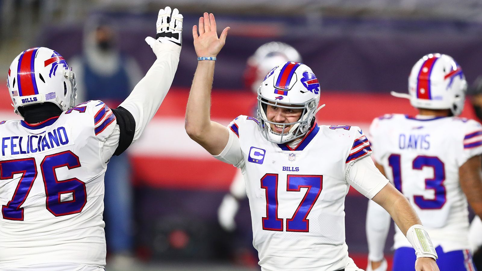 
                <strong>Week 16: Josh Allen bricht Touchdown-Rekord der Bills</strong><br>
                Josh Allen schafft in seinem dritten NFL-Jahr den Durchbruch und spielt eine fantastische Saison. Der 24 Jahre alte Quarterback der Buffalo Bills hat nun im vorletzten Spiel der Regular Season (38:9-Sieg gegen New England Patriots) einen Franchise-Rekord gebrochen. Noch nie schafft es ein Bills-Spieler auf 34 Passing Touchdowns in einer Saison zu erzielen. Die bisherige Marke lag bei 33 - gesetzt von Hall of Famer Jim Kelly in der Saison 1991. In der aktuellen Saison steht Allen nicht nur bei 34 Touchdown-Pässen, sondern auch schon bei 4.320 Passing Yards und rangiert damit auf Rang drei der NFL-Quarterbacks hinter Patrick Mahomes von den Chiefs und Deshaun Watson von den Texans. 
              