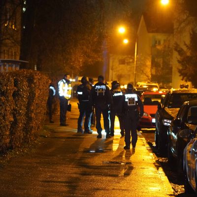 Baden-Württemberg, Stuttgart: Polizisten sind im Einsatz. Bei einer Gewalttat in Stuttgart ist am Mittwochabend ein Mann ums Leben gekommen. 