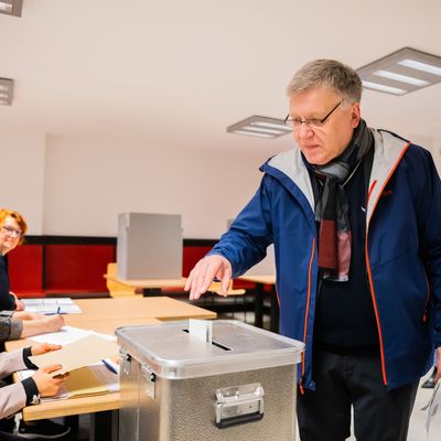 11.02.2024, Berlin: Stephan Bröchler, Landeswahlleiter für Berlin, im Wahllokal in Berlin-Pankow 