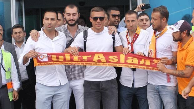 
                <strong>Poldis Ankunft bei Galatasaray</strong><br>
                Halligalli bei der Ankunft von Lukas Podolski in Istanbul: Wie es sich in der Türkei gehört, wird Prinz Poldi von den Fans von Galatasaray frenetisch gefeiert
              