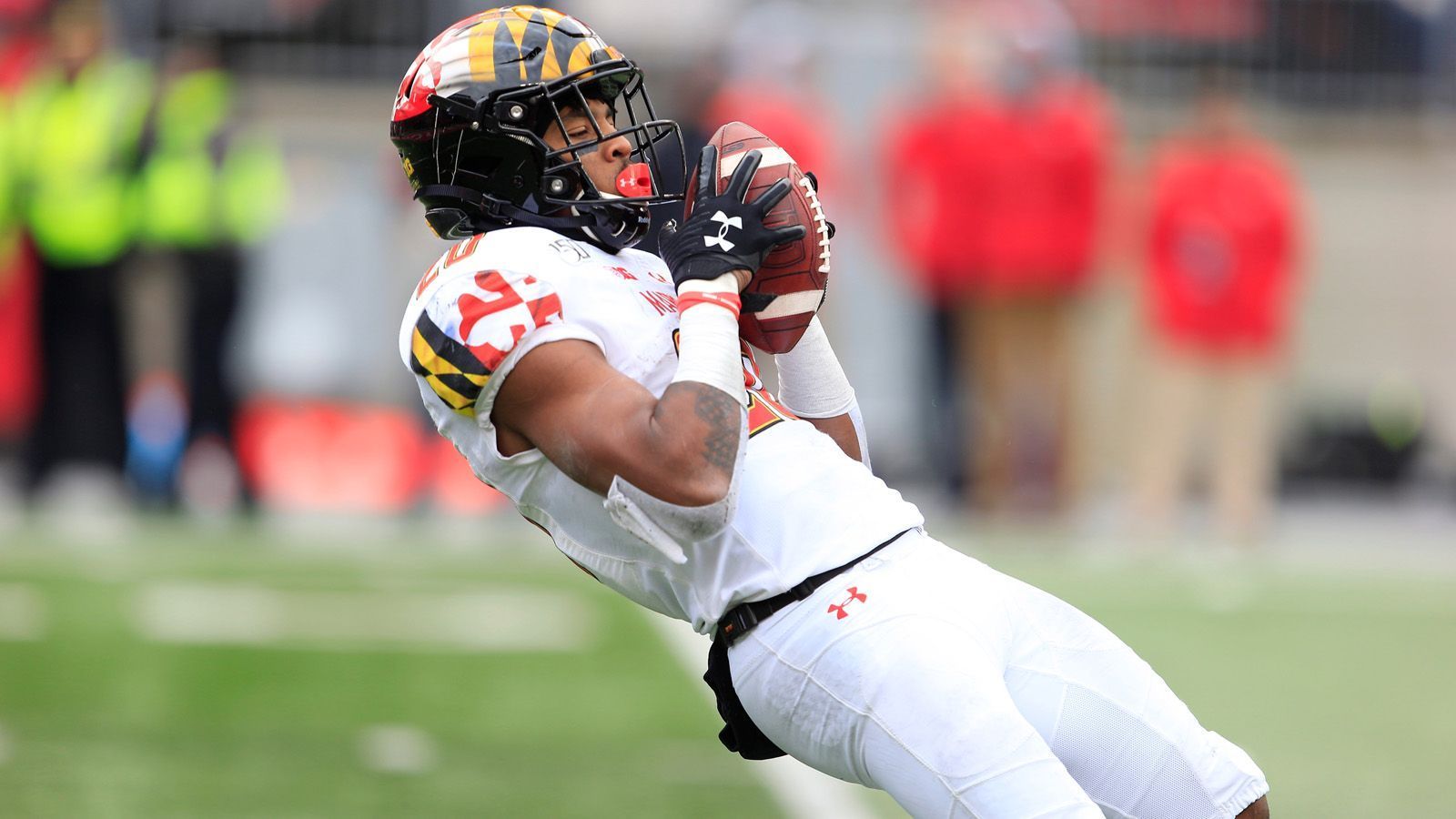 
                <strong>Javon Leake (Maryland Terrapins)</strong><br>
                In seiner dritten Saison trumpft der Running Back der Maryland Terrapins richtig auf. Nachdem ihm 2018 309 Rushing Yards und sieben Touchdowns gelangen, konnte der 20-Jährige in dieser Spielzeit 736 Yards erlaufen und acht Touchdowns erzielen.
              