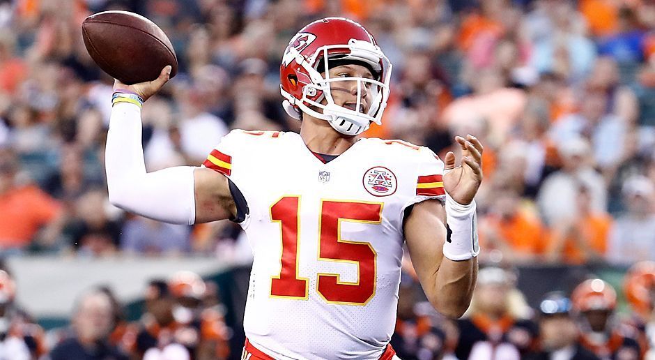 
                <strong>Platz 19: Kansas City Chiefs</strong><br>
                Kansas City entschied sich vor der Saison ganz bewusst für Patrick Mahomes als Starting Quarterback - mit allen Vor- und Nachteilen, die das mit sich bringt. Zumindest kurzfristig wird Mahomes mehr Fehler machen als Vorgänger Smith und damit auch Spiele verlieren. Daran ändert auch Sammy Watkins als Verstärkung des Wide-Receicer-Corps nicht viel. Kendall Fuller ist ein talentierter Cornerback, die Rückkehr von Safety Eric Berry ist eminent wichtig, dennoch steht die Defense ohne Marcus Peters und einem fehlenden zweiten Top-Cornerback nach wie vor nicht besser da. Das Arrowhead Stadium erwartet ein Jahr des Umbruchs!
              