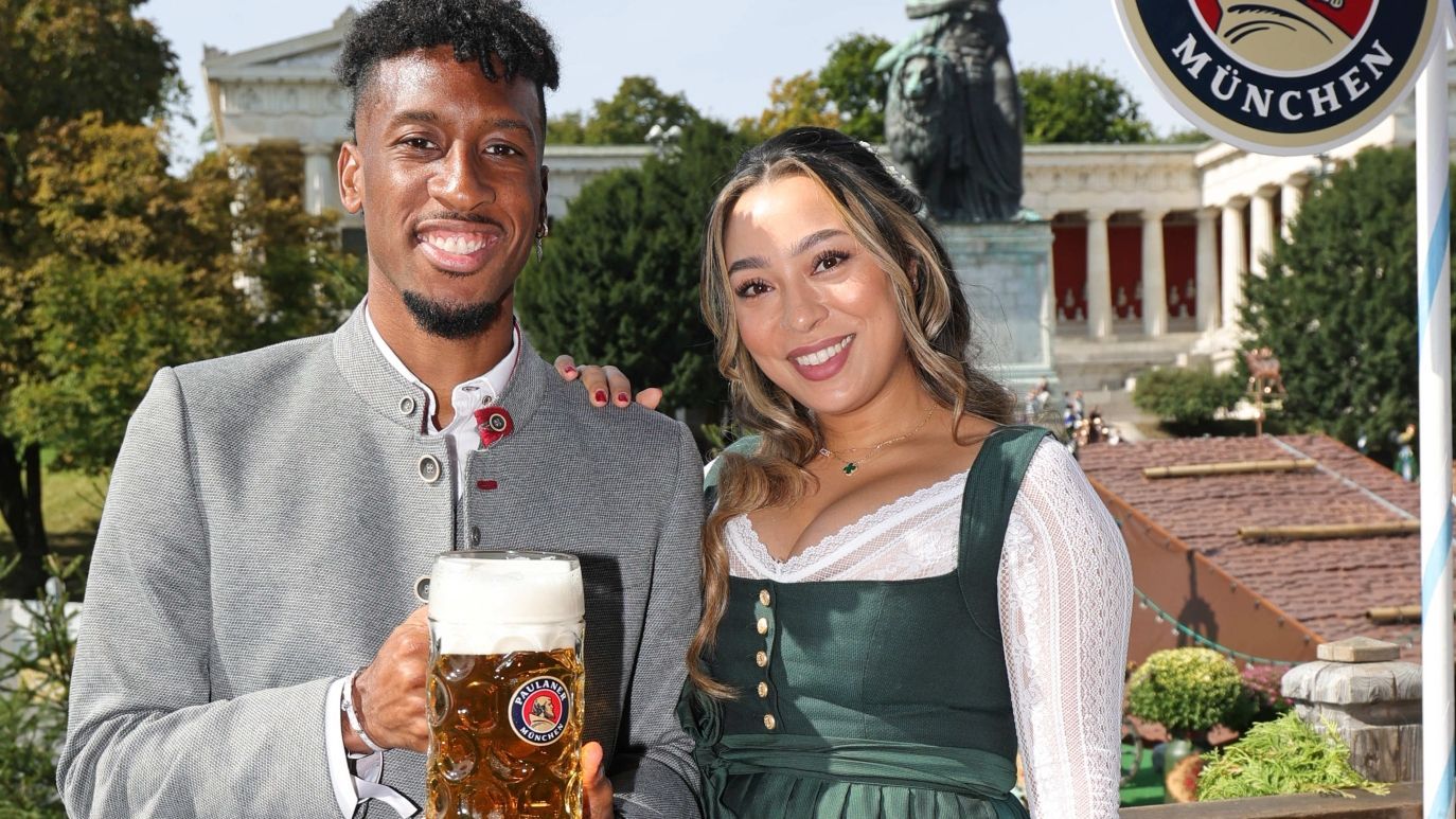 <strong>Der FC Bayern München auf dem Oktoberfest: Die besten Wiesn-Bilder</strong><br>... und Kingsley Coman mit ihren Partnerinnen.