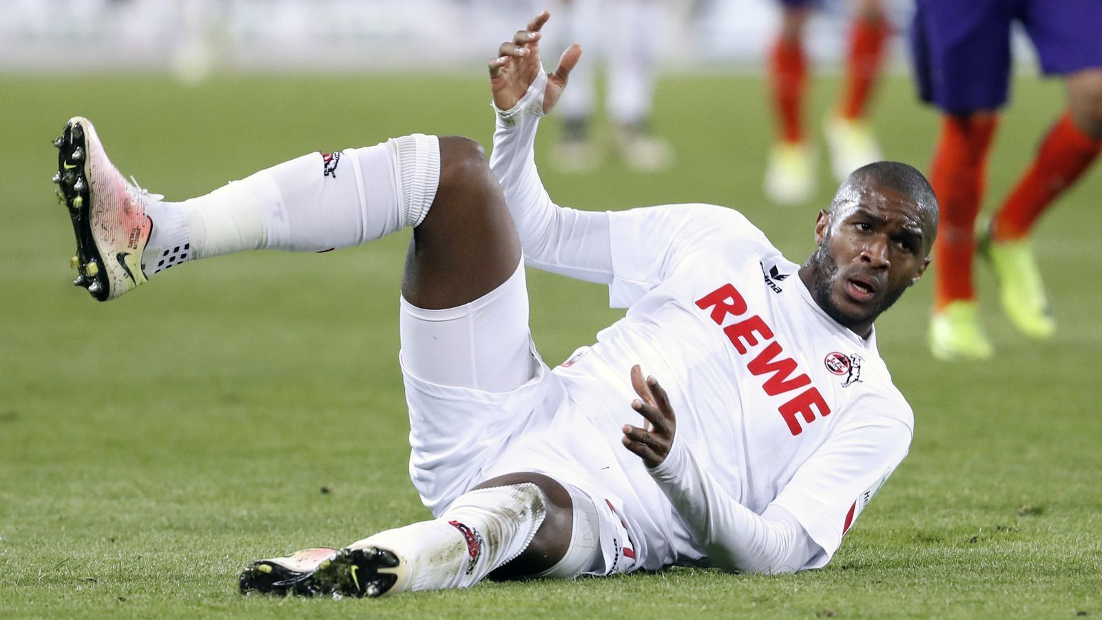 <strong>Anthony Modeste</strong><br>Anthony Modeste zog im Sommer 2017 eine Show ab, ließ sich beim ersten Training des 1. FC Köln nach der Sommerpause feiern, stellte klar, er wolle gar nicht nach China wechseln. Dann wurde er vom Training freigestellt, um in China zu verhandeln, wollte sich dann wieder einklagen. Zwischendurch hieß es entweder: Wechsel perfekt oder Wechsel geplatzt. Letztlich heuerte der Stürmer bei Tianjin Quanjian an, wurde in China aber nie glücklich.