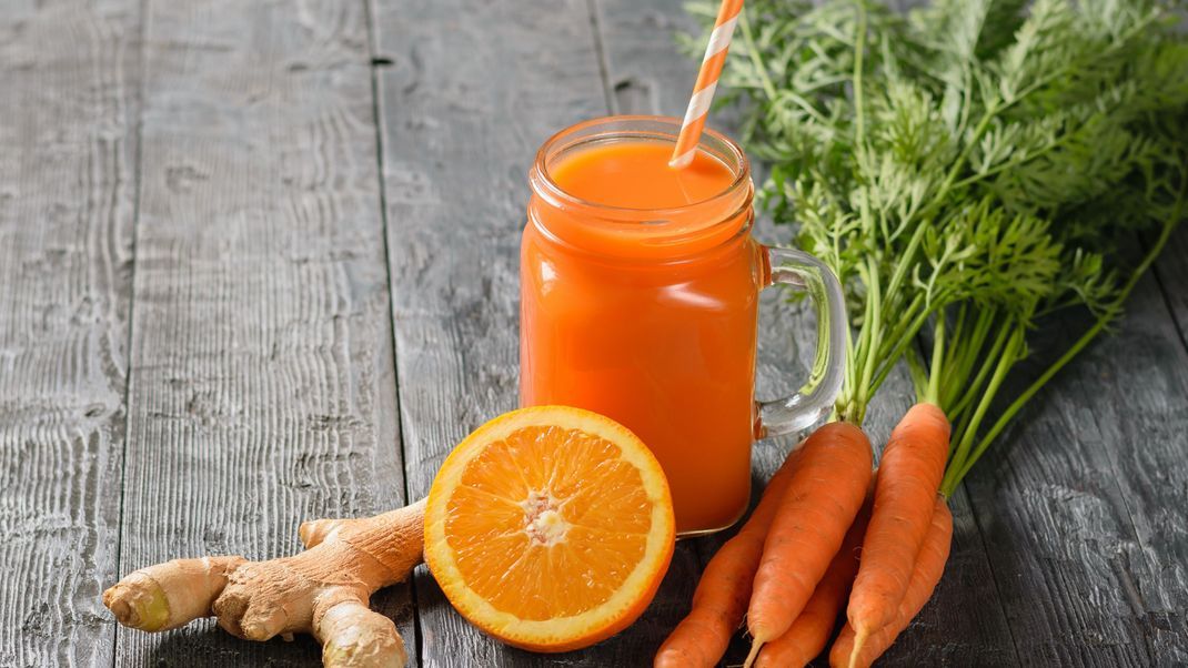Mit dieser Vitaminbombe Karotten-Ingwer-Shake tust du dir und deinen Abnehmzielen etwas Gutes.