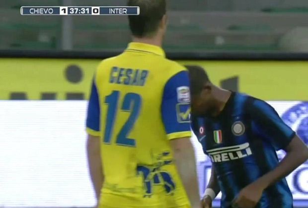 
                <strong>Samuel Eto'o vs. Bostjan Cesar</strong><br>
                Im November 2010 trifft Samuel Eto'o (r.) mit Inter Mailand auf Bostjan Cesar (l.) und Chievo Verona. Beide liefern sich hitzige Zweikämpfe, bis der Kameruner genug hat und ordentlich austeilt.
              