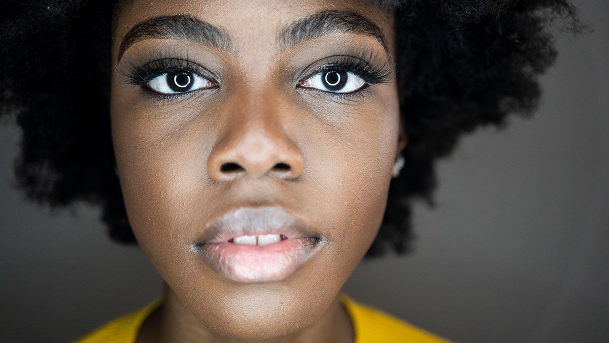 Wie lange hält eine Wimpernwelle? Welche Gefahren gibt es? Was ist der Unterschied zum Wimpernlifting? Wir haben die Antworten im Beauty-Artikel.