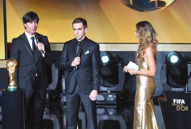 
                <strong>Kate Abdo mit Joachim Löw und Philipp Lahm</strong><br>
                Schlichter hielten es da Joachim Löw und Philipp Lahm: Der ehemalige Kapitän der Nationalmannschaft schaffte es in die FIFA Weltelf, Joachim Löw wurde als Trainer des Jahres ausgezeichnet. 
              