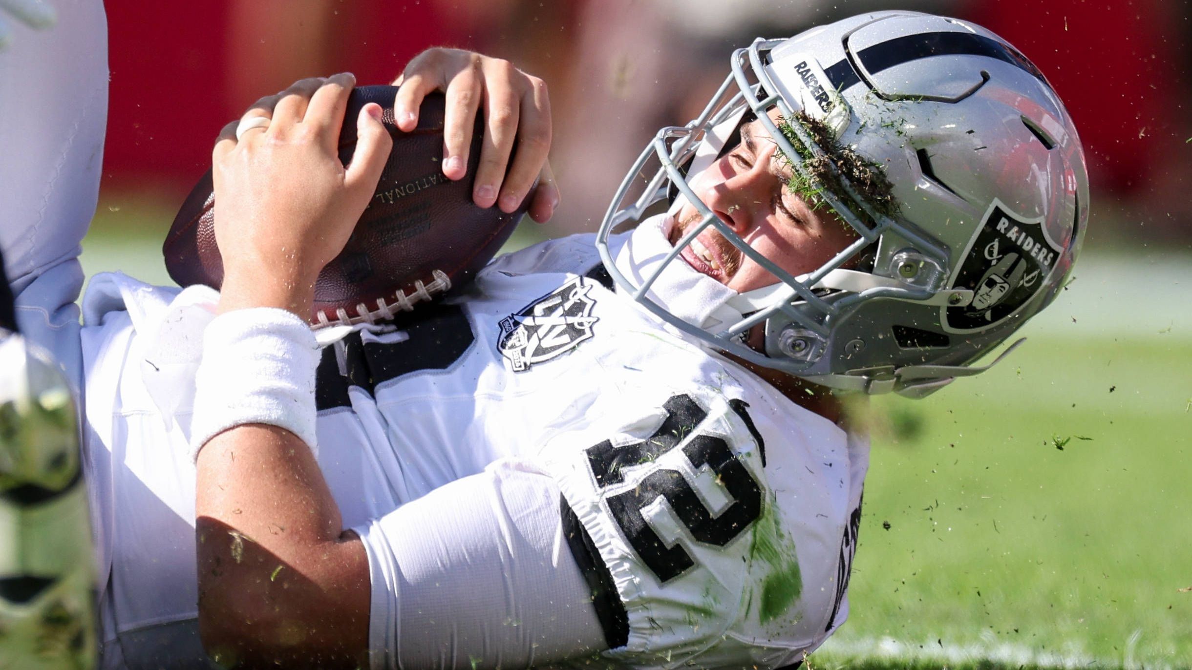 <strong>Aidan O'Connell (Las Vegas Raiders)</strong><br>Bittere Nachrichten für die Las Vegas Raiders. Im Spiel gegen die Buccaneers zog sich Quarterback Aidan O'Connell eine schwere Knieverletzung zu und fällt laut einem Bericht von "Fox Sports" für die restliche Saison aus. Nachdem bereits Gardner Minshew verletzt fehlt, dürfte nun Desmond Ridder die verbleibenden vier Spiele starten.