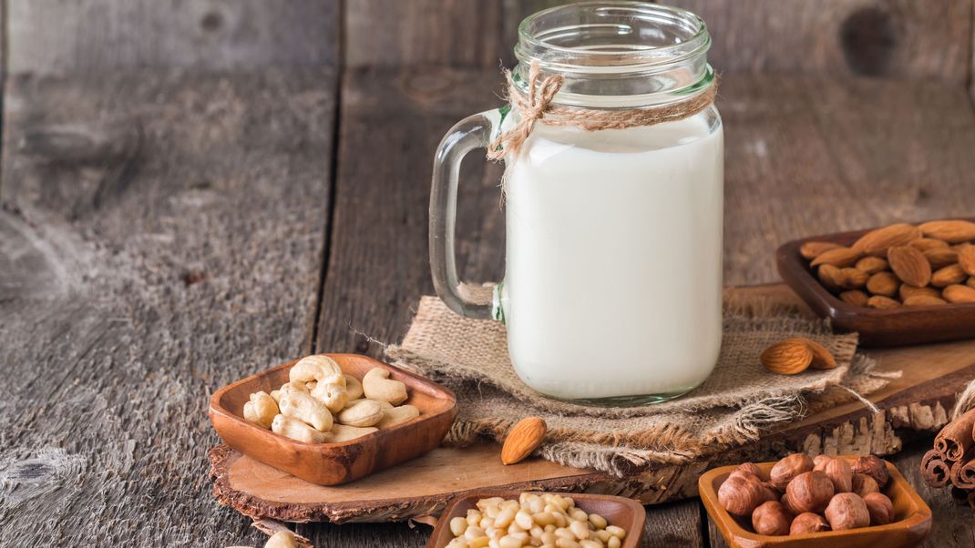 Ersatzprodukte für Kuhmilch gibt es mittlerweile zum Glück zu Hauf. Dabei kannst du deinem Gericht oder Getränk sogar noch zusätzliche Geschmacksaromen verleihen.