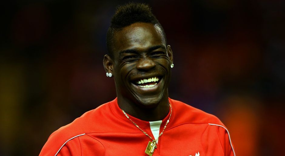 
                <strong>Mario Balotelli: "Ich werde Weltfußballer"</strong><br>
                Beim FC Liverpool gab es unter Jürgen Klopp keine Zukunft für Balotelli. Obwohl der sich zuversichtlich zeigte: "Ich werde den Ballon d'Or gewinnen - irgendwann", sagte er der "Corriere della Sera", "es mag lächerlich klingen, aber wichtig ist, dass ich selbst realisiert habe: Es ist noch nicht zu spät." Doch der 25-Jährige scheint geläutert zu sein. "Ich habe in den letzten Jahren zu wenig gemacht. Ich kann das viel besser, aber ich brauche Zeit. Auf einer Skala von null bis zehn habe ich nur fünf erreicht. Aber mein Ziel ist die Zehn."
              