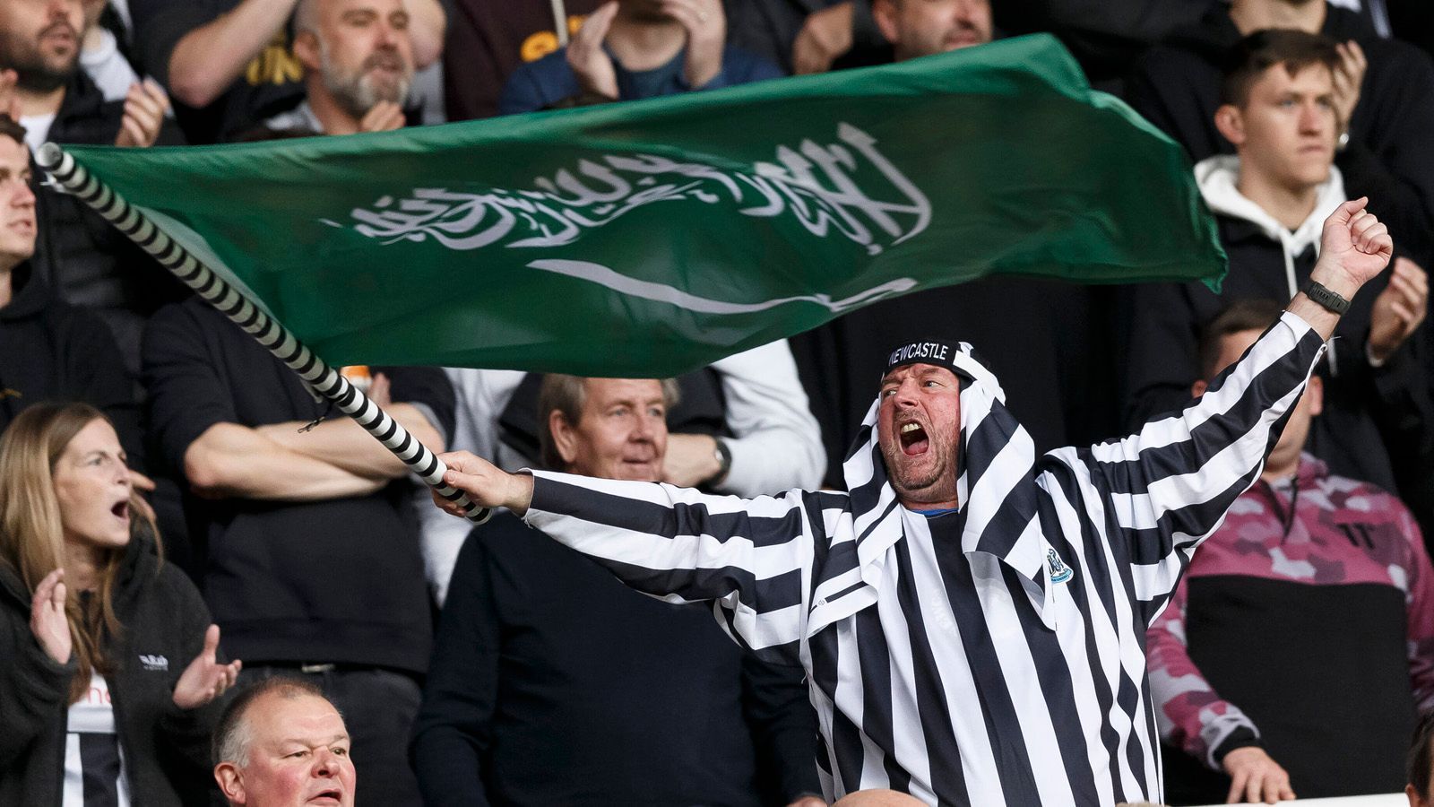 
                <strong>Turbulenter Auftakt für Saudi-Investoren bei Newcastle United</strong><br>
                Seit einer gefühlten Ewigkeit dümpelt Traditionsklub Newcastle United in der Erfolgslosigkeit. Mit der Übernahme einer saudischen Investorengruppe soll sich das in den kommenden Jahren ändern. Dafür wählen die "Magpies" einen fragwürdigen Weg, denn Saudi Arabiens streitbarer Kronprinz Mohammed bin Salman hält die überwältigende Mehrheit am Konsortium. ran wirft einen Blick auf das erste Heimspiel unter den neuen Besitzern. Denn da war einiges geboten.
              