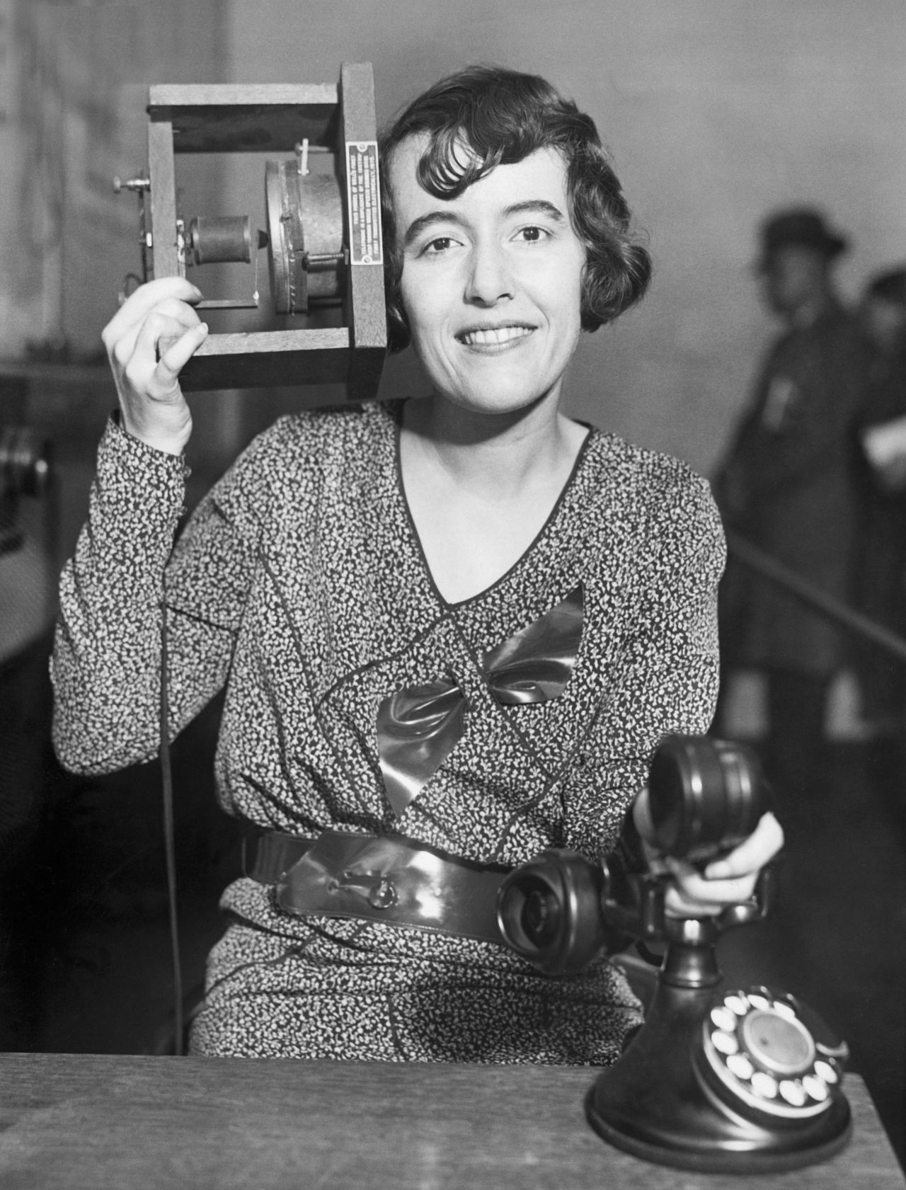 So sah das Telefon aus, das Alexander Graham Bell entwickelt hatte. Das Bild zeigt eine Frau in einem Museum im Jahr 1929.
