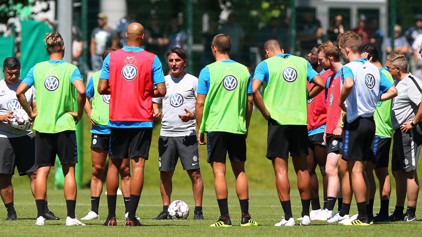 
                <strong>VfL Wolfsburg</strong><br>
                Nach der Rettung über die Relegation trommelte Trainer Bruno Labbadia (Mi.) seine Wolfsburger Mannschaft vor dem Trainingsauftakt zusammen und schwor sie ein. 
              