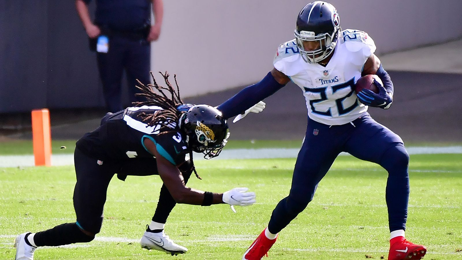 
                <strong>Derrick Henry gesellt sich in den elitären "2000-Yard-Club"</strong><br>
                Eine angsteinflößende Saison von Derrick Henry, dem Running Back der Tennessee Titans. Als erst achter Spieler schafft es 27-Jährige in den berüchtigten "2000-Yard-Club" - dem Kreis der Spieler mit über 2.000 Rushing Yards in einer Saison. Insgesamt lief Henry den Ball für 2.027 Yards und trug wesentlich dazu bei, dass sich die Titans in der AFC South die Krone aufsetzen konnten.
              