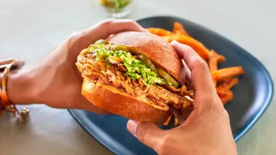 Laut dem Hersteller Upside Foods könnten so die Hühnchen-Burger der Zukunft aussehen.