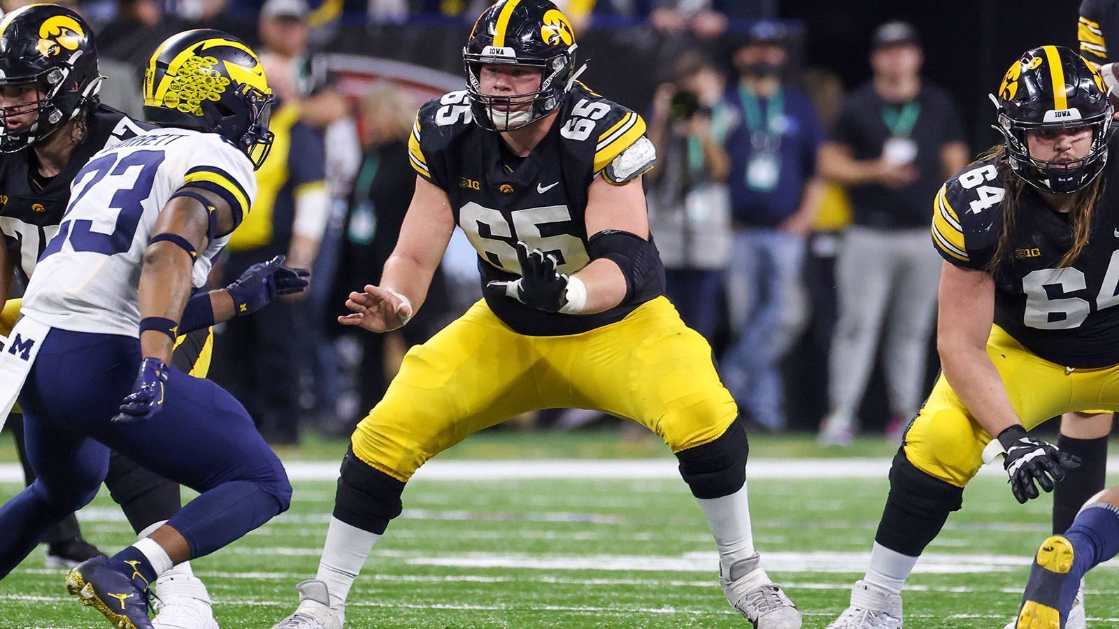 
                <strong>20. Pick: Pittsburgh Steelers - Tyler Linderbaum</strong><br>
                &#x2022; Center<br>&#x2022; Iowa<br>
              