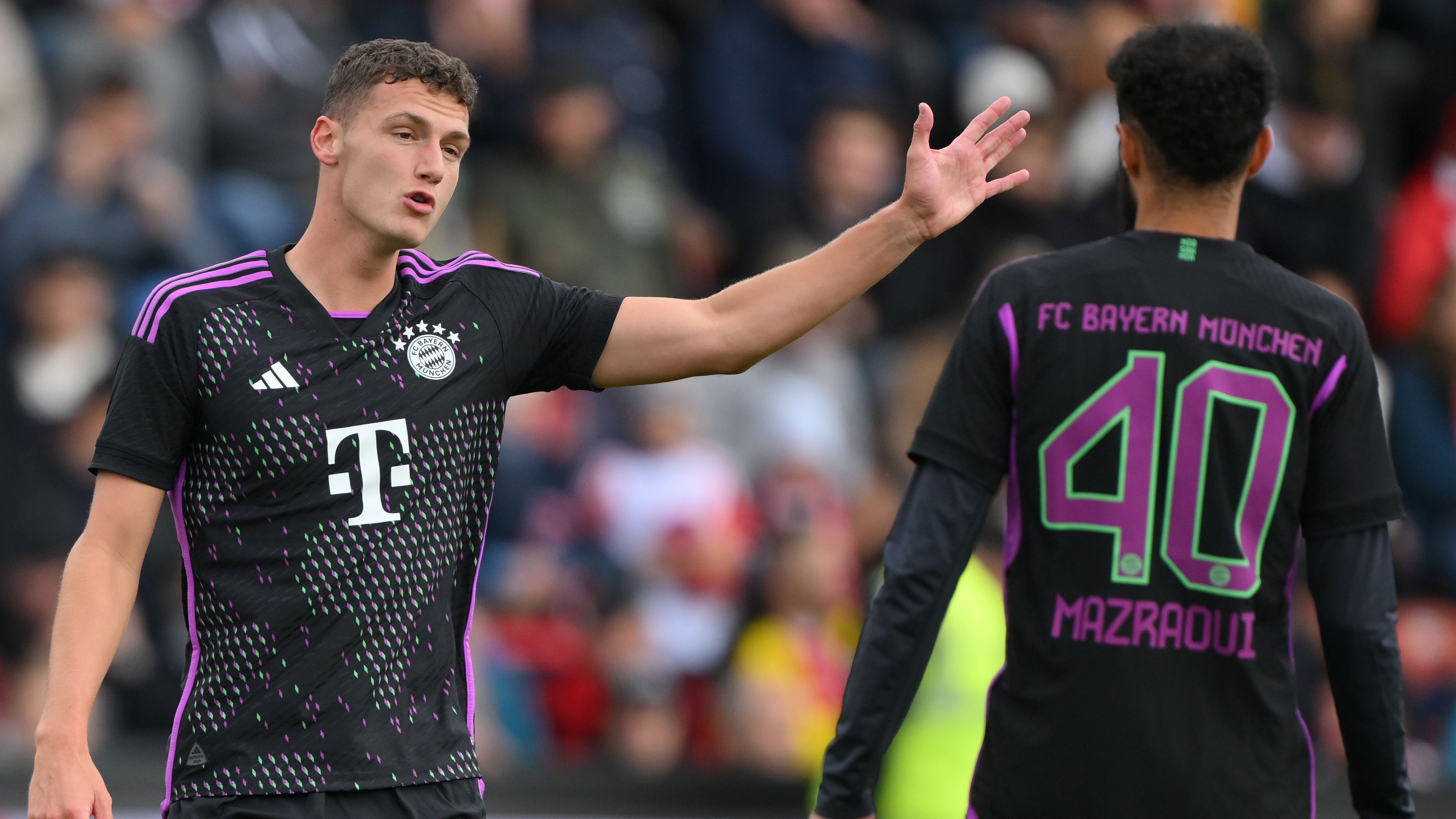 <strong>Benjamin Pavard</strong><br>Spielt neben Minjae Kim in der Viererkette und überlässt seinem Partner größtenteils den Spielaufbau. Wird einige Male gefährlich angelaufen, leistet sich dennoch keine großen Fehler, hat aber sonst auch keine auffälligen Aktionen. Wird zur Halbzeit durch de Ligt ersetzt. <strong>ran-Note: 4</strong>