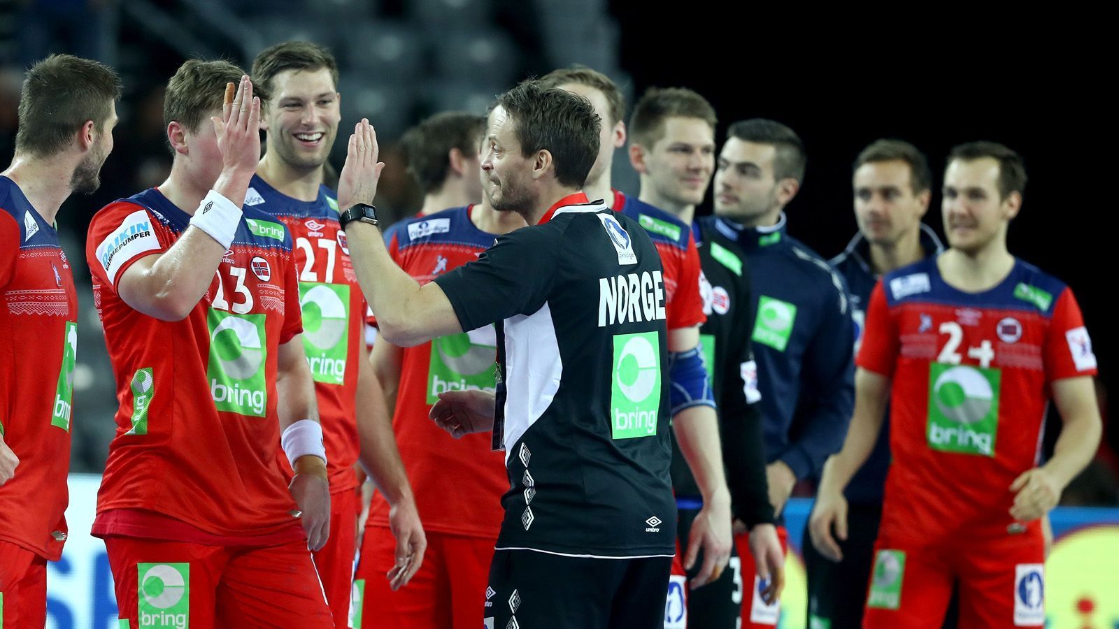 
                <strong>WM-Torfabrik Norwegen </strong><br>
                Bei der bisherigen Handball-WM zeigen sich die Nordlichter in großer Torlaune: Mit 175 Toren nach der Gruppenphase und weiteren 157 Toren in der Hauptrunde stellt Norwegen die beste Offensive des Turniers. Gerade in der Vorrunde profitierten die Skandinavier dabei auch von hohen Siegen gegen schwächere Gegner wie Saudi Arabien (40:21) oder Chile (41:20).
              