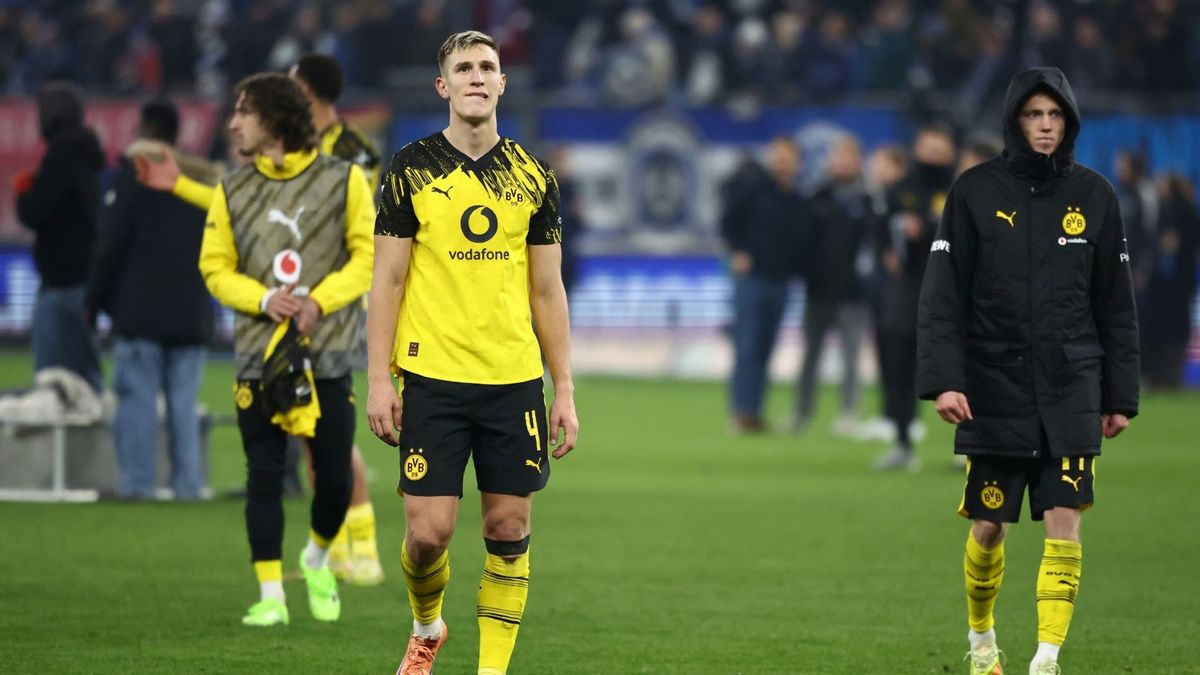 Nico Schlotterbeck (M.) verletzte sich in Hamburg