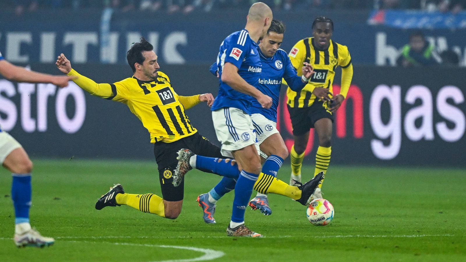 
                <strong>Mats Hummels (Borussia Dortmund)</strong><br>
                Mats Hummels erhält wegen seiner Derby-Erfahrung, für die Lufthoheit und wegen grätschenden Ausrufezeichen gegen den Rivalen den Vorzug vor Süle. Ein böser Patzer als letzter Mann nach scharfem Schlotterbeck-Ball bietet S04 eine Großchance, ansonsten souverän und kompromisslos. ran-Note: 2
              