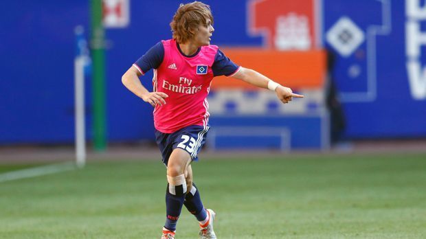 
                <strong>Alen Halilovic (Hamburger SV/FC Barcelona)</strong><br>
                Alen Halilovic (Hamburger SV/FC Barcelona): Der Kroate ist ein Sonderfall. Eigentlich kaufte der HSV Halilovic im Sommer vom FC Barcelona. Aber: Die Katalanen ließen den 20-Jährigen nur unter der Bedingung ziehen, eine Rückkaufoption bis 2018 zu besitzen. Somit könnte auch für den Offensivspieler die Bundesliga nur zu einer zwischenzeitlichen Spielwiese werden. In der Vorsaison war das Wunderkind aus Dubrovnik an Gijon ausgeliehen und wusste mit je fünf Toren und fünf Assists zu überzeugen.
              