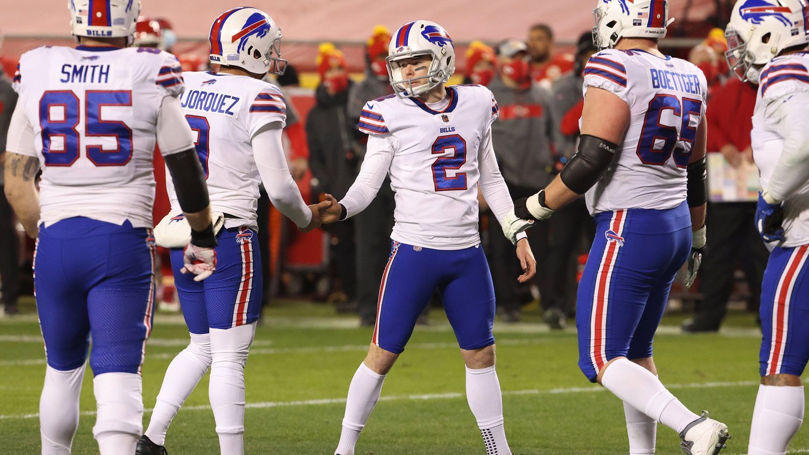 
                <strong>Buffalo Bills gelingt erster erfolgreicher Onside Kick seit sieben Jahren</strong><br>
                Obwohl die Buffalo Bills letztlich als Verlierer vom Platz gingen, gelang ihnen im Endspiel der AFC ein seltenes Kunststück. Zum ersten Mal seit dem NFC Championship Game der Saison Jahr 2014 konnte eine Mannschaft wieder einen erfolgreichen Onside Kick durchführen. Damals waren es die Seattle Seahawks, die den Ball erobern konnten und damit ein furioses Comeback gegen die Green Bay Packers einleiteten. 
              