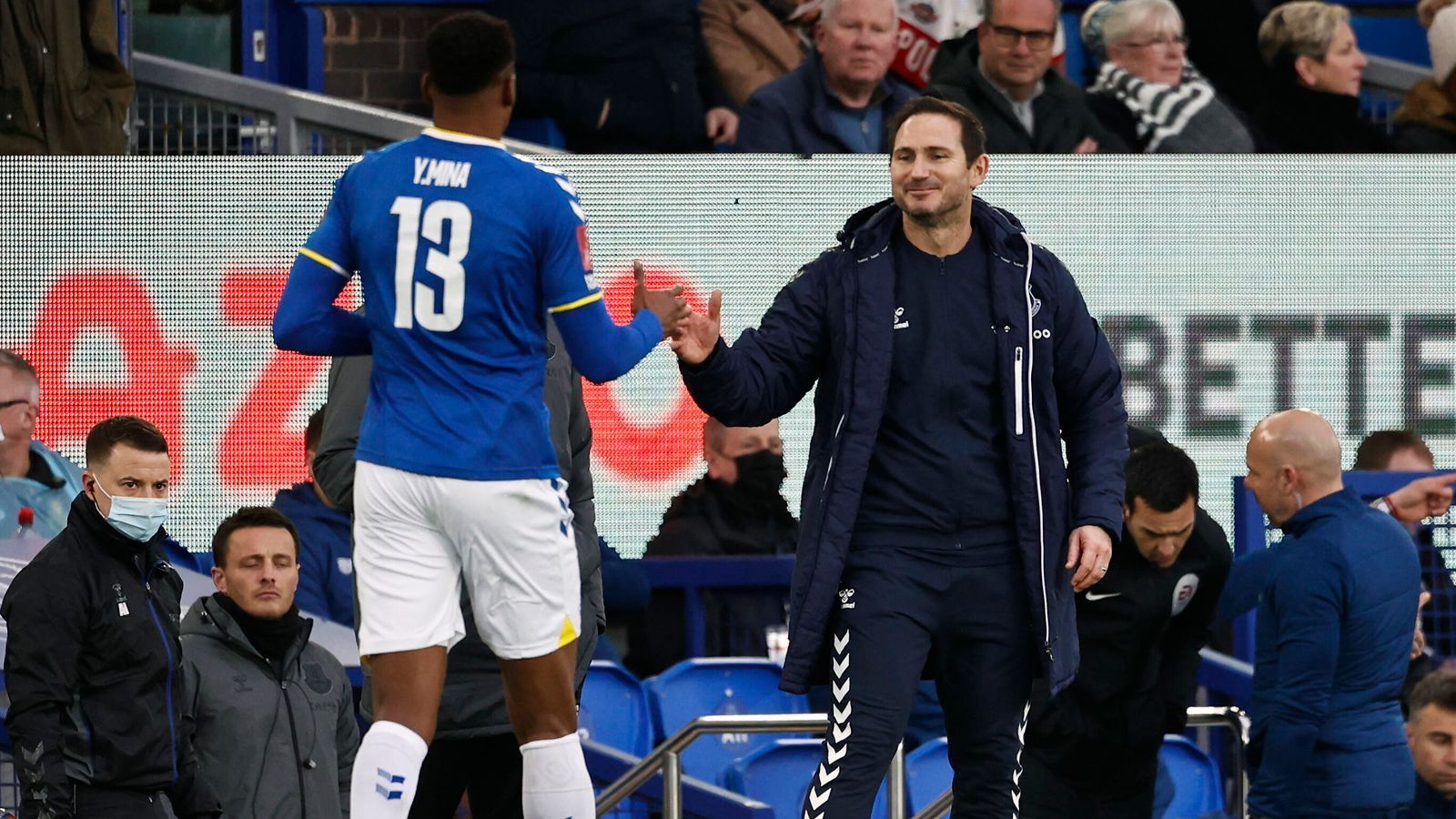 
                <strong>Versäumnis, mit dem Team von Spielen zurück zu reisen</strong><br>
                Wer es aus dem Everton-Kader verabsäumt, von Auswärtsspielen gemeinsam mit dem Team zurück nach Liverpool zu reisen, darf gleich ganz tief in die Tasche langen. Die Strafsumme für dieses Vergehen liegt bei satten 5.000 Pfund (ca. 5.900 Euro). 
              