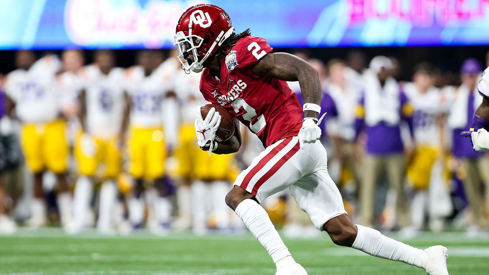 
                <strong>CeeDee Lamb zu den Dallas Cowboys</strong><br>
                Mit Michael Gallup und Amari Cooper sind die Dallas Cowboys ohnehin schon gut aufgestellt, doch CeeDee Lamb war ein zu gutes Talent, um ihn nicht zu wählen. Laut NFL-Insidern war er beim Draft-Board der Cowboys auf Platz sechs. Mit Gallup, Cooper und Lamb verfügt das Team des neuen Head Coaches Mike McCarthy über das wohl beste Receiver-Trio der Liga. 
              