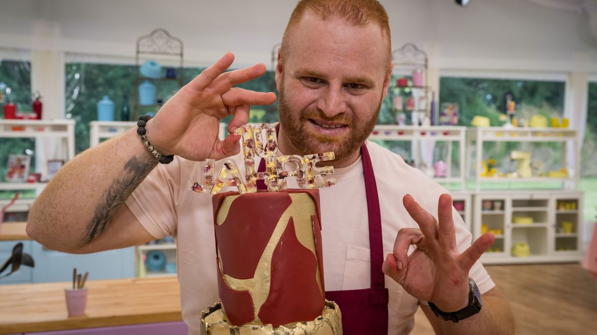 Gewinner mit seiner Jubiläumstorte