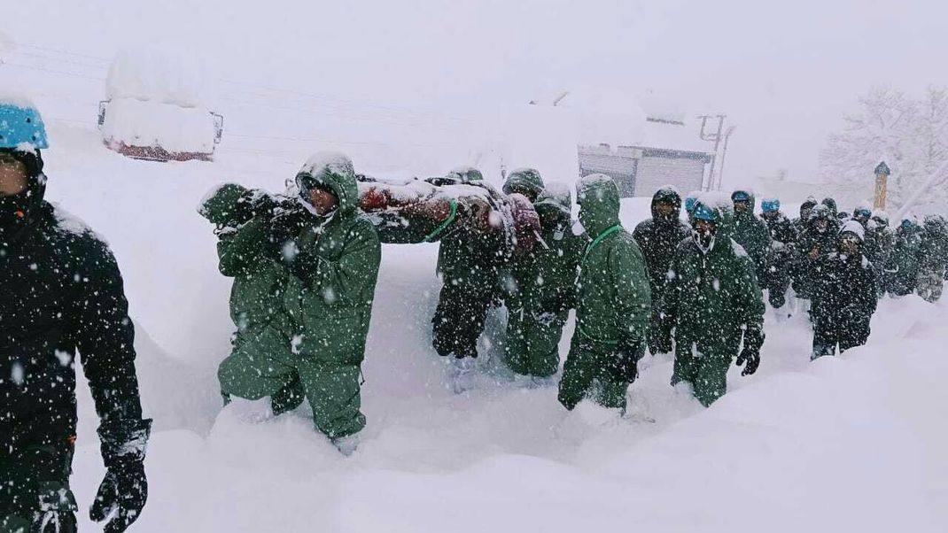 Auf diesem von der indischen Armee zur Verfügung gestellten Foto führt ein Team Rettungsmaßnahmen für verschüttete Bauarbeiter durch, die von einer Lawine in der Nähe des Mana-Passes mitgerissen wurden.