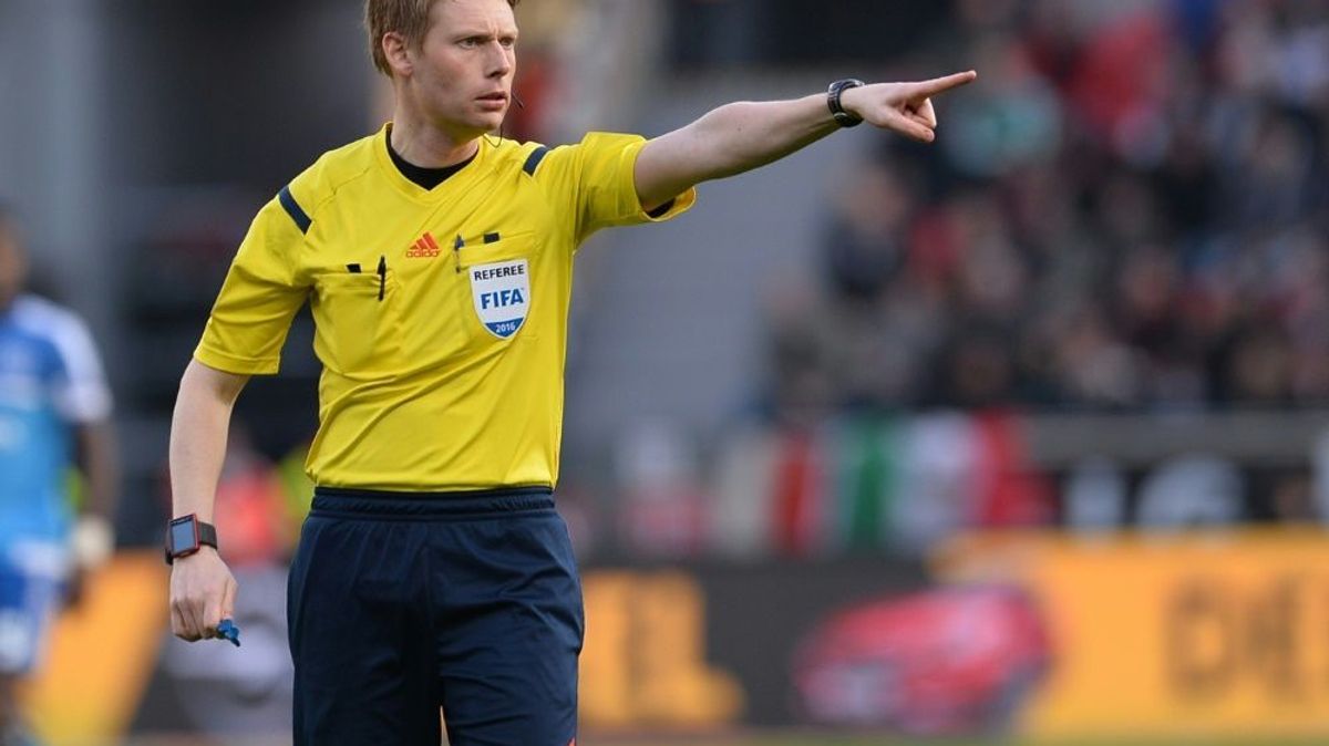 Christian Dingert pfeift Bayern gegen Bremen
