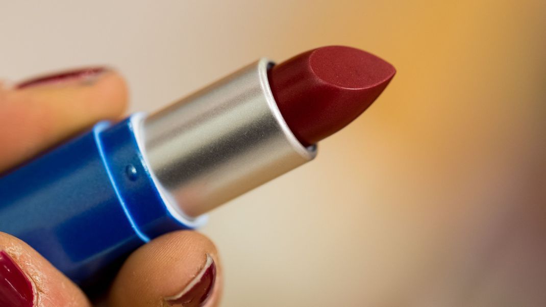 Ein roter Lippenstift mit dem Schildlaus-Farbstoff Karmin.