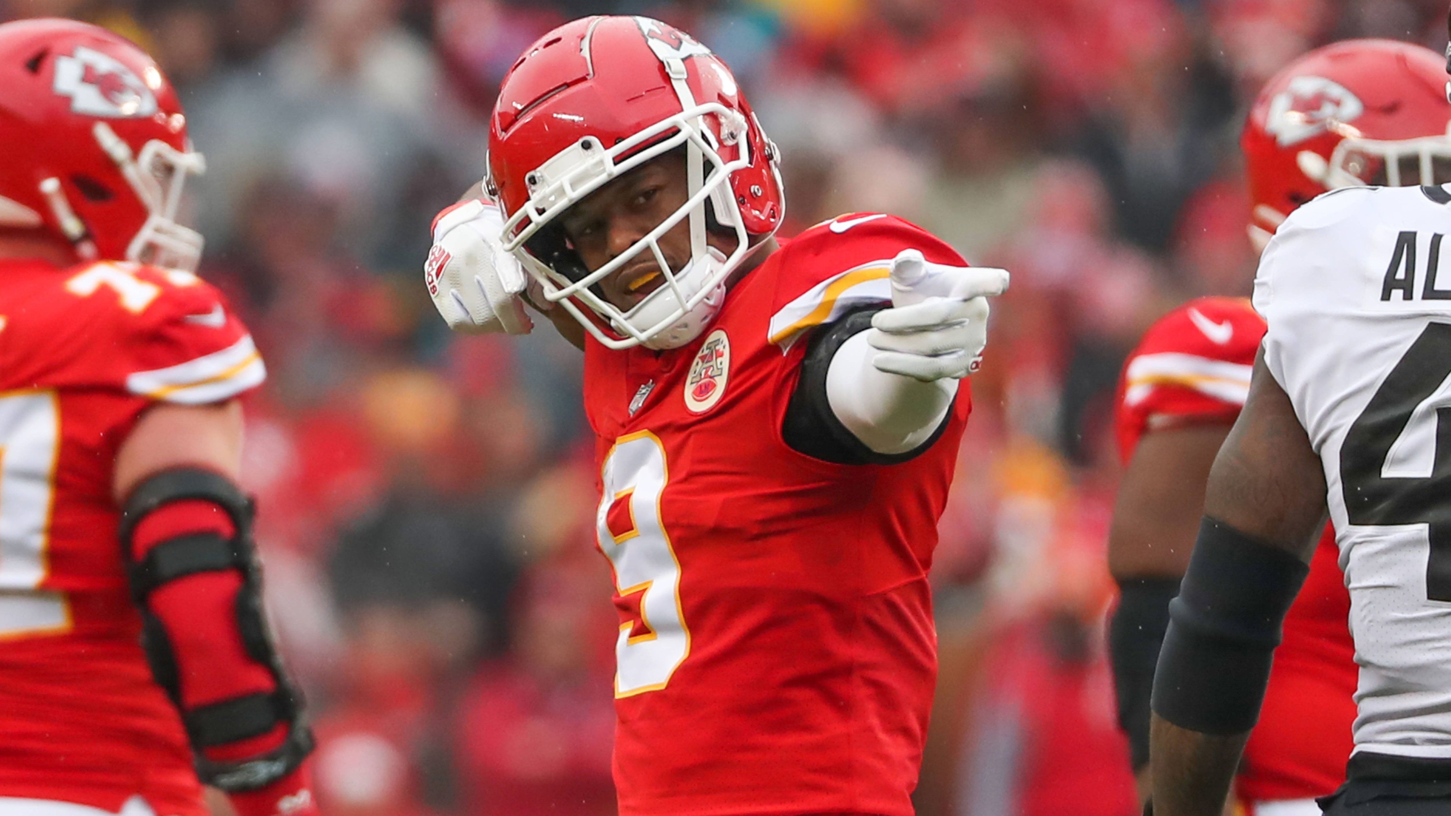 
                <strong>JuJu Smith-Schuster</strong><br>
                Die größte Bonus-Zahlung könnte JuJu Smith-Schuster von den Kansas City Chiefs erhalten. Sollte der Wide Receiver bei mindestens 50 Prozent aller Offensiv-Snaps der Chiefs auf dem Feld stehen, winkt ihm ein Bonus in Höhe von 1 Million US-Dollar. Der Haken: Der Betrag wird nur ausgezahlt, wenn Kansas City auch den Super Bowl gewinnt. Ist das der Fall, stehen JuJus Chancen gut. Schließlich gab es in der laufenden Saison nur drei Spiele, in denen Smith-Schuster bei weniger als 50 Prozent aller Offensiv-Snaps auf dem Platz stand.
              