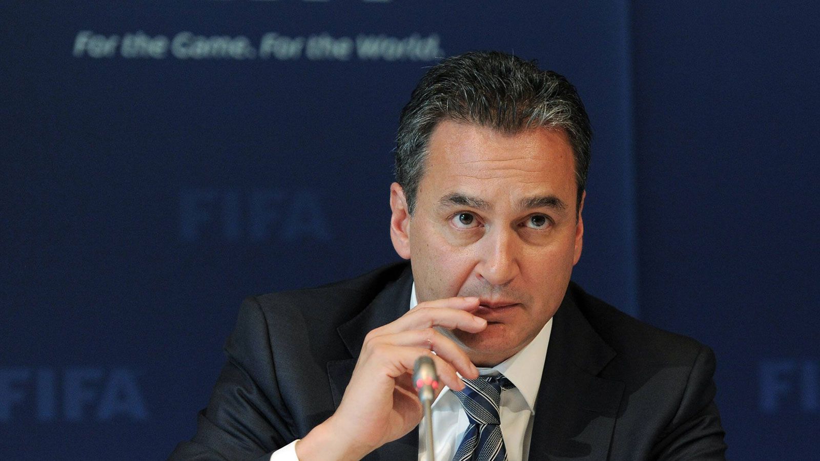 
                <strong>27. Juni 2017</strong><br>
                Die FIFA veröffentlicht den kompletten Bericht ihres ehemaligen Chefermittlers Michael Garcia. Garcia hatte die Doppelvergabe der WM-Endrunden untersucht. Die früheren Vorsitzenden der Ethikkommission, Cornel Borbely und Hans-Joachim Eckert, fanden bei der Überprüfung des Dokuments keine Anzeichen für Bestechung oder Korruption und lehnten deshalb eine Veröffentlichung ab. 
              