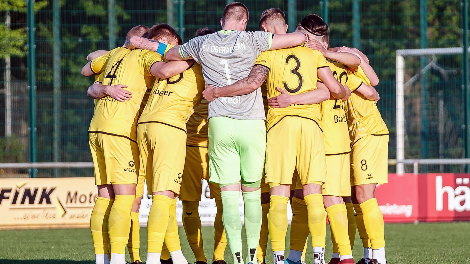 
                <strong>SV Oberachern</strong><br>
                Im Landespokal Südbaden konnte sich der SV Oberachern ein Ticket für die 1. Runde des DFB-Pokals sichern. Der Oberligist drang bis ins Finale vor, in dem die Mannschaft von Coach Fabian Himmel dann auch noch mit 2:0 gegen DJK Donaueschingen gewann. Bereits 2020 stand Oberachern im Landespokal-Finale, verlor damals aber mit 0:3 gegen Rielasingen. Nun hat es mit dem Einzug in den DFB-Pokal geklappt und auch gleich mit einem Top-Los. Bundesligist Borussia Mönchengladbach gastiert im Freiburger Dreisamstadion, wohin Oberachern ausweichen muss.
              