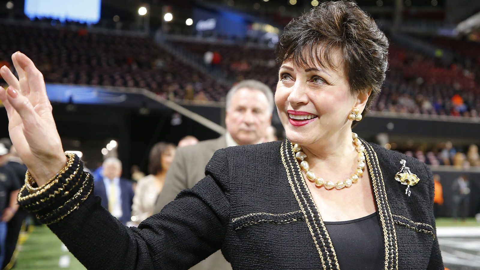 
                <strong>Platz 11: Gayle Benson (New Orleans Saints)</strong><br>
                Vermögen: 3,3 Milliarden US-DollarPosition unter den reichsten US-Amerikanern: 249Klub gekauft: 1985 für 70 Millionen US-Dollar (2018 von verstorbenem Ehemann Tom Benson übernommen)besitzt auch NBA-Klub New Orleans Pelicans
              