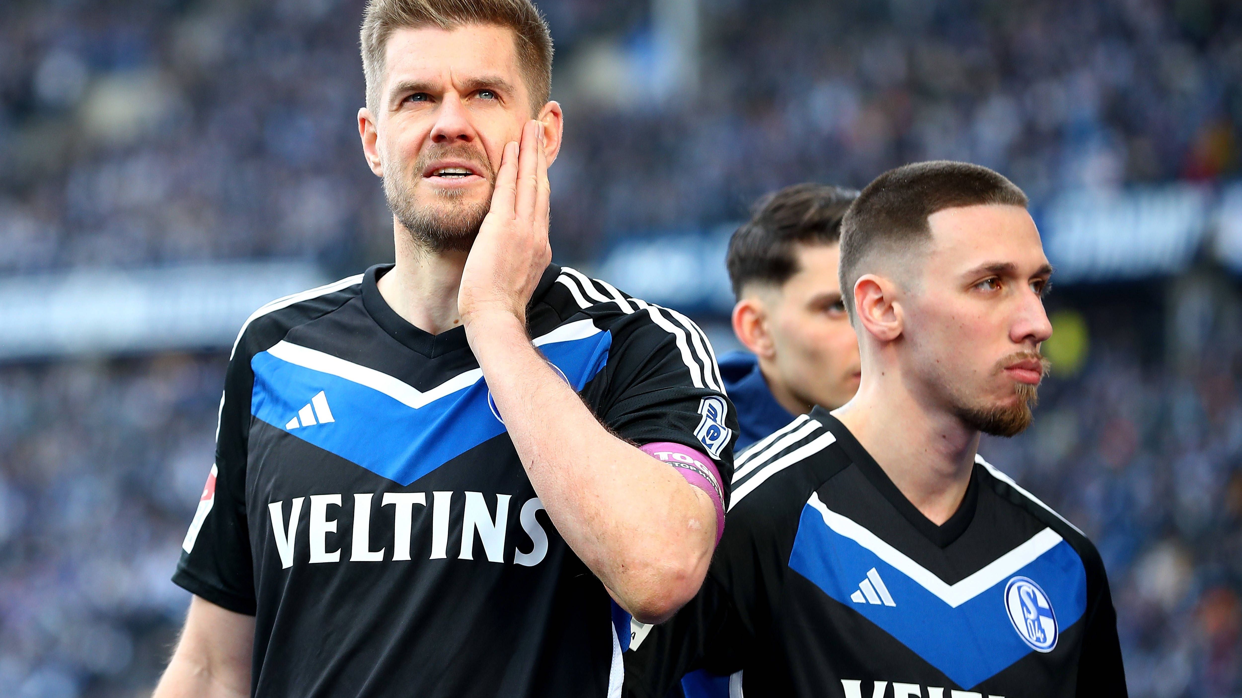 <strong>Schalke 04 droht der Absturz von der 1. in die 3. Liga</strong><br>Spätestens nach dem desolaten 2:5 bei Hertha BSC schrillen bei Schalke 04 die Alarmglocken. Die "Knappen" stecken mitten im Abstiegskampf der 2. Liga - und das als Bundesliga-Absteiger. Den Schalkern drohen zwei Abstiege binnen zwei Saisons. Ein "Kunststück", das schon anderen Klubs gelang. <strong>ran</strong> stellt sie vor.