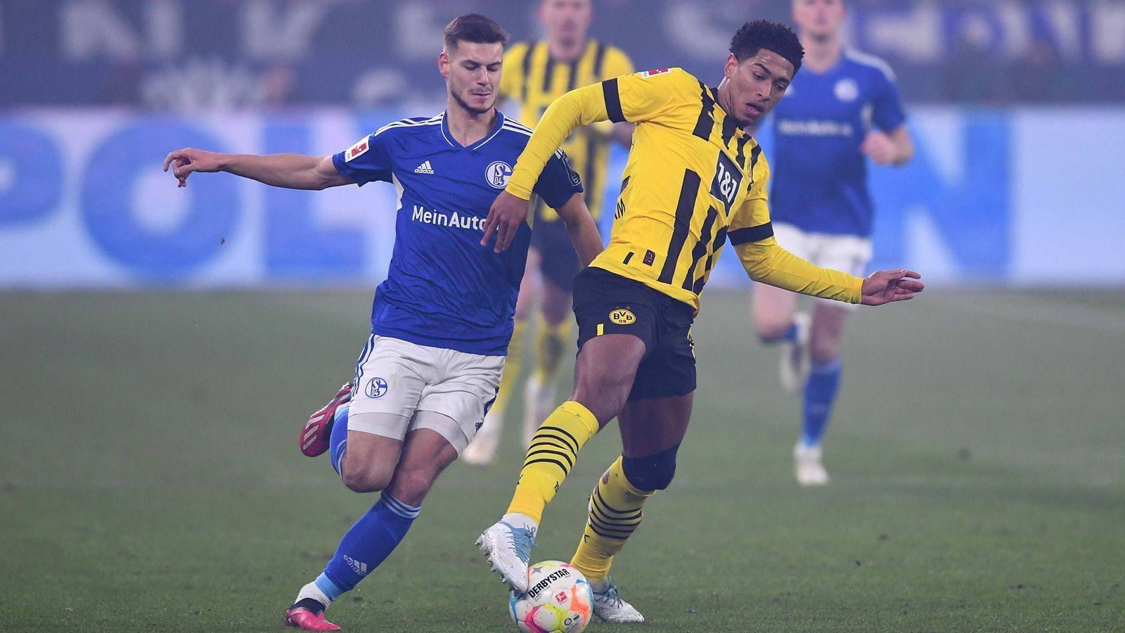 
                <strong>Tom Krauß (FC Schalke 04)</strong><br>
                Ähnlich wie Kral, so ist auch U21-Nationalspieler Tom Krauß vor allem in der ersten Halbzeit nahezu ausschließlich in der Arbeit gegen den Ball gefragt. Das macht er zumeist ordentlich und belohnt sich für den Fleiß nach der Pause zwischenzeitlich. Nach Krals Ballgewinn und dessen Pass auf Krauß fällt in weiterer Folge das zwischenzeitliche Ausgleichstor. Gut eine Viertelstunde vor dem Schlusspfiff ist sein Arbeitstag zu Ende. ran-Note: 3
              