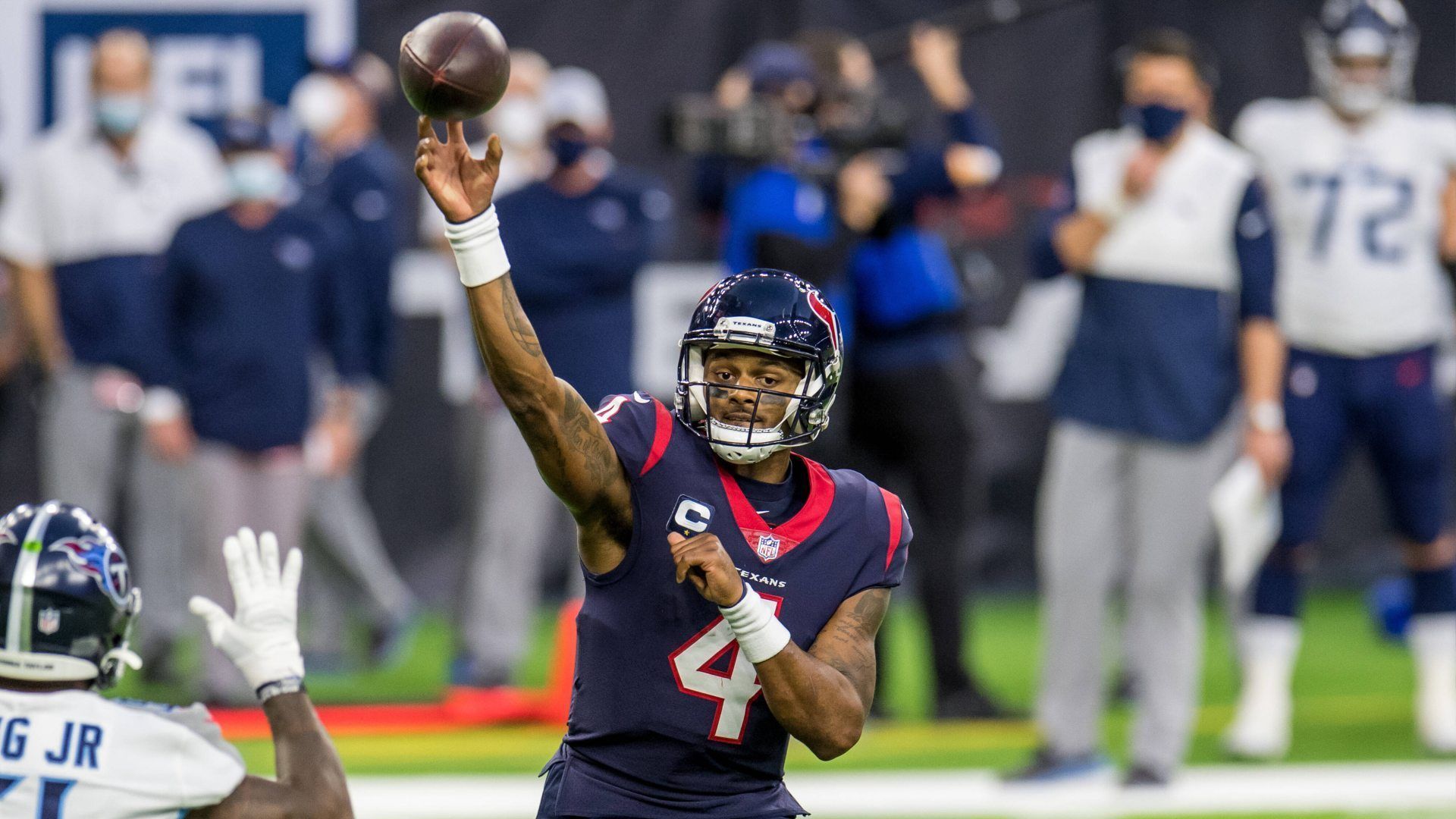 
                <strong>Deshaun Watson (Houston Texans) </strong><br>
                Trotz der anhaltenden Vorwürfe der sexuellen Belästigung gegen Star-Quarterback Deshaun Watson bereitet sich der Spielmacher der Houston Texans auf die neue Saison vor. Zudem soll der 25-Jährige weiterhin einen Trade zu einem anderen Team fordern, mit dem sich die Texans aufgrund der Probleme abseits des Platzes noch nicht ernsthaft befassen mussten. Dennoch könnte mit Watson - im Falle einer schnellen außergerichtlichen Einigung - auf einen Schlag einer der talentiertesten Quarterbacks der gesamten Liga auf den Markt kommen. Selbst wenn er eine Sperre seitens der Liga zu erwarten hätte, dürften die Interessenten Schlange stehen. Hier würden die Texans mit einem Dead Cap von 5 Millionen US-Dollar nach dem 1. Juni deutlich entspannter aus der Sache herausgehen als bislang und womöglich zu Gesprächen bereit sein. 
              