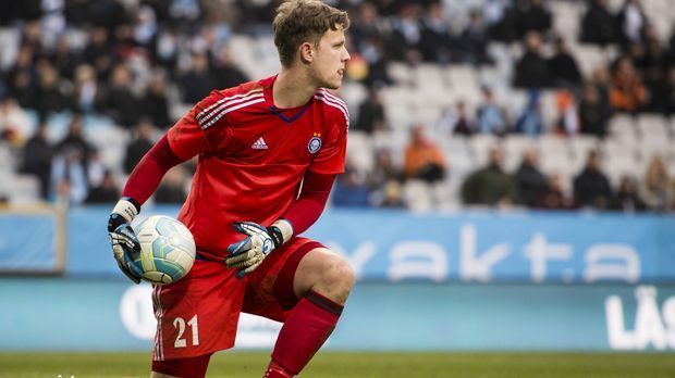 
                <strong>Thomas Dähne (HJK Helsinki)</strong><br>
                Thomas Dähne (HJK Helsinki): Schon im Alter von 13 Jahren wechselt Dähne von 1860 Rosenheim zur Jugendakademie von Red Bull Salzburg. Bis 2014 bleibt er den Österreichern treu und findet nach einem Jahr bei RB Leipzig im Sommer 2016 den Weg in Finnlands Hauptstadt. 
              