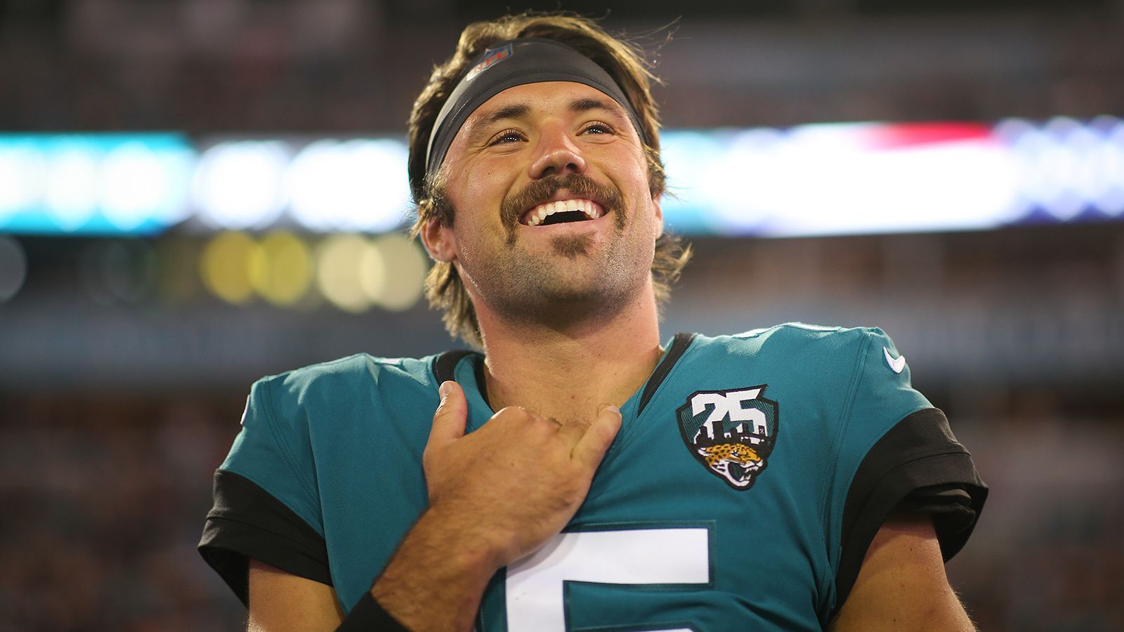 
                <strong>Quarterback: Gardner Minshew (at Denver Broncos)</strong><br>
                Der Rookie zählt bereits zu den gehyptesten Spielern in der NFL. Die Jacksonville Jaguars wählen ihn in der sechsten Runde und der 23-Jährige mit dem markanten Schnauzbart beeindruckt in seinen ersten drei Einsätzen: 73,9% seiner Pässe brachte er an, warf fünf Touchdowns und nur eine Interception. Am kommenden Spieltag erwarten ihn die Denver Broncos, die bisher noch keinen Sack verbuchen konnten. Zeit auf den "Minshew-Mania-Bandwagon" zu springen. 
              